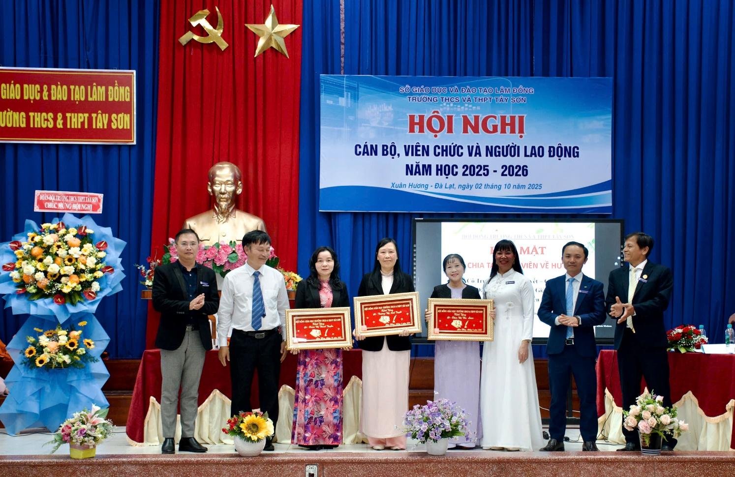 Họp Mặt Chia Tay Cô Giáo Trương Thị Ánh Tuyết, Cô Giáo Đàm Thị Thu Loan, Cô Giáo Đoàn Thị Thanh Tuyền Về Nghỉ Hưu